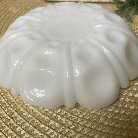 Vintage Milk Glass ~ Anchor Hocking ~ Ashtray or Trinket Dish 5 1/4”x1 1/4” - Picture 5 of 7